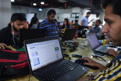 PM's Aide Makes Hints about Pakistani Startup Funding Regulation