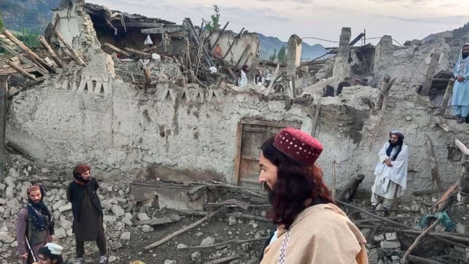 1000 people died earthquakes in Afghanistan.